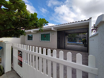 Casa de Alto Padr�o com Piscina � Venda em Itapo� (SC)