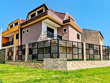 Sobrado Triplex de Alto Padr�o em Arauc�ria | 178m�